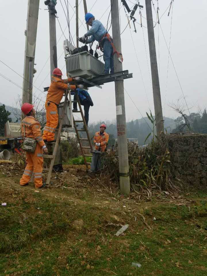 守護燈火，電力人在行動——松桃供電局一線員工春節(jié)保電側(cè)記