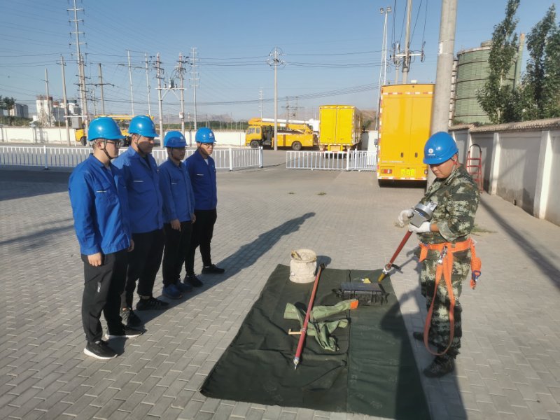 烏海電業(yè)局配電帶電作業(yè)中心：現(xiàn)場培訓(xùn)求實效，技能素質(zhì)再提升
