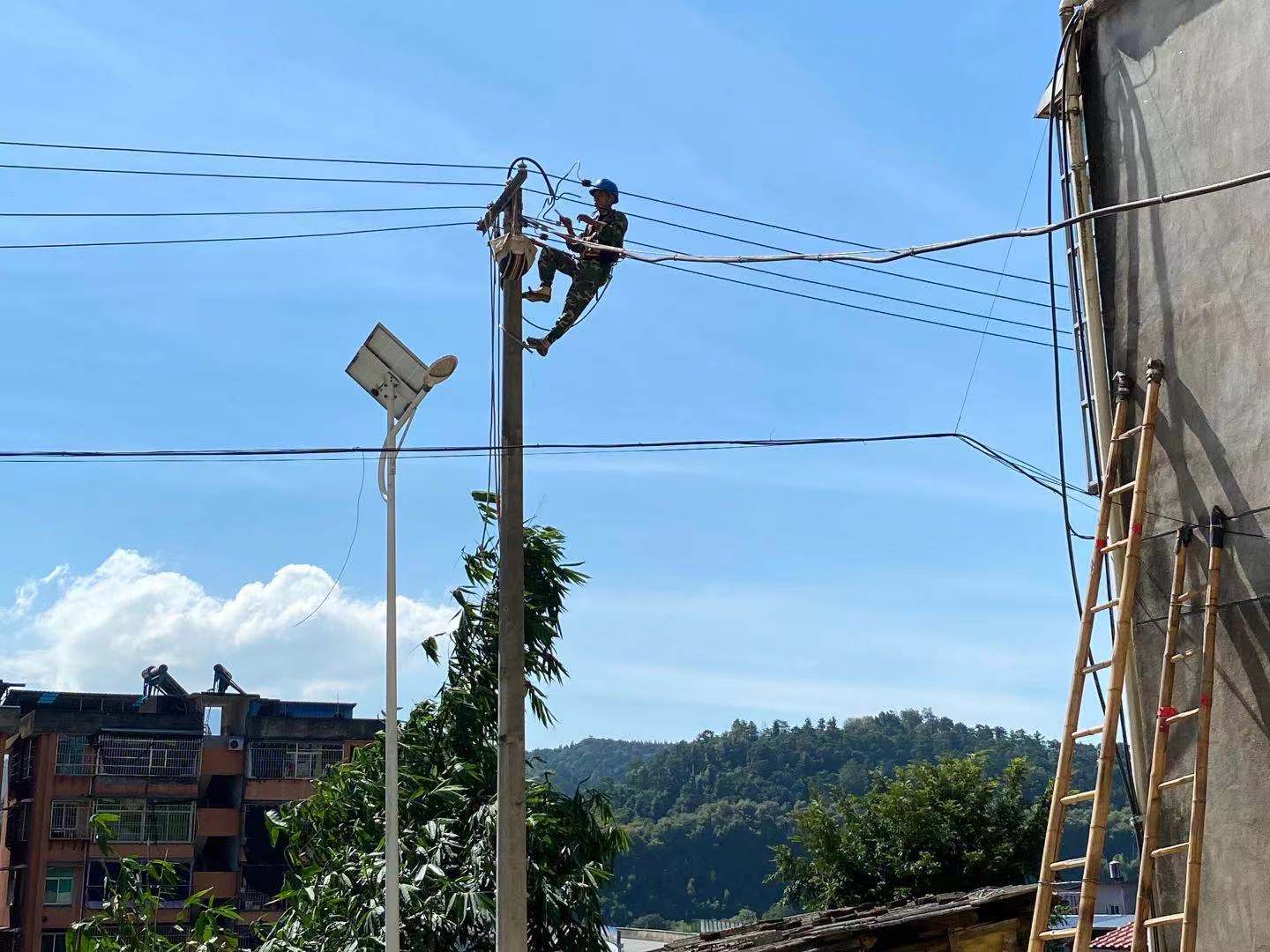 國網福建延平區(qū)供電公司： 迎高溫戰(zhàn)酷暑 “汗”衛(wèi)群眾清涼