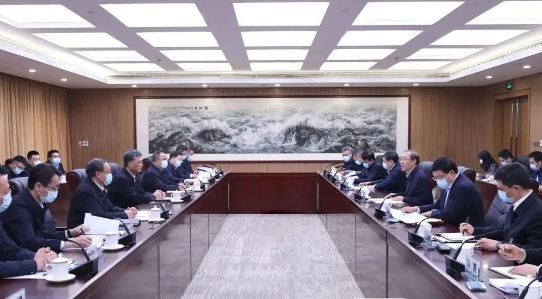辛保安、張智剛與新疆維吾爾自治區(qū)、新疆生產(chǎn)建設(shè)兵團(tuán)領(lǐng)導(dǎo)會(huì)談