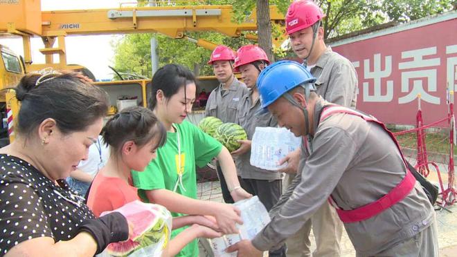 四川什邡：電力工人高溫保電忙，社區(qū)群眾熱情慰問(wèn)表感謝