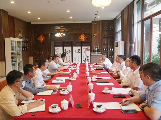 中國(guó)電建黨委常委、副總經(jīng)理徐鵬程與海南萬(wàn)寧市委書(shū)記蓋文啟、市長(zhǎng)王三防座談