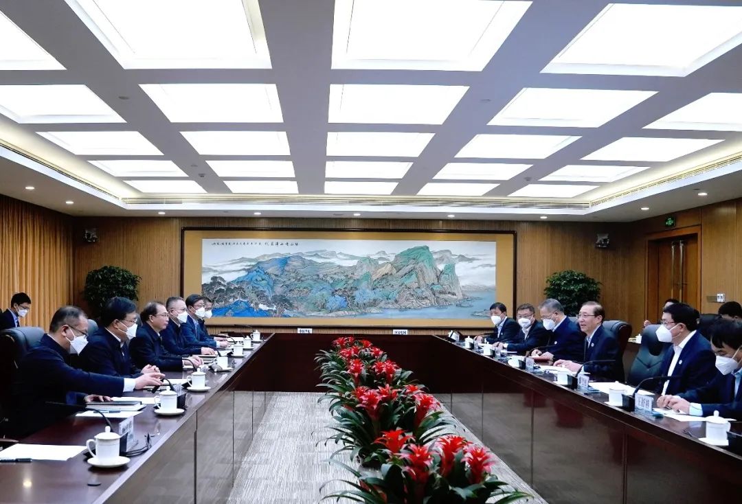 華電集團(tuán)董事長(zhǎng)江毅、總經(jīng)理葉向東與國(guó)家電網(wǎng)董事長(zhǎng)辛保安、總經(jīng)理張智剛舉行會(huì)談