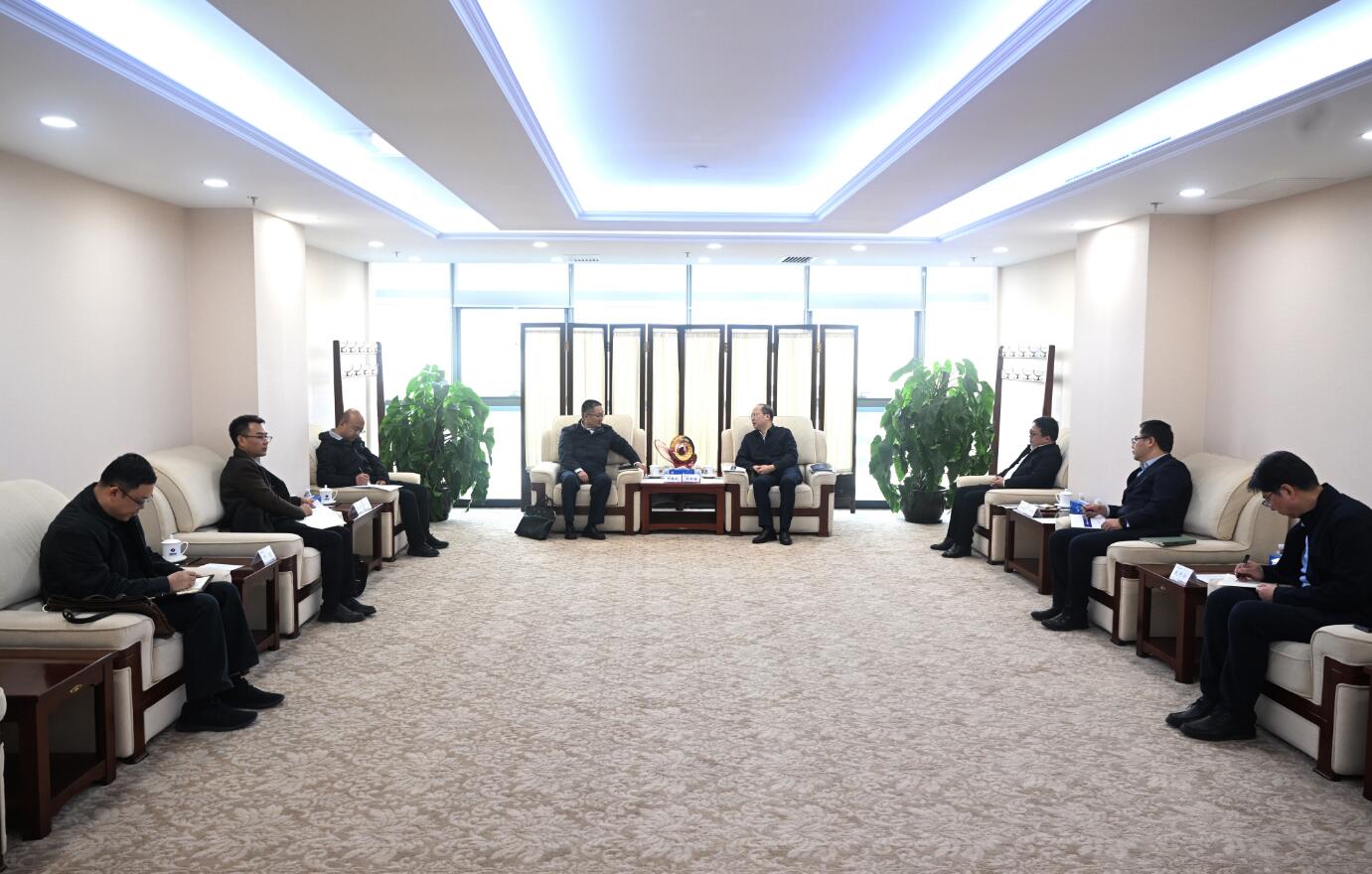 中國電建黨委常委、副總經(jīng)理徐鵬程與西藏開發(fā)投資集團(tuán)黨委書記、董事長祁騰武會談