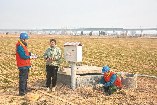 山東省梁山縣：黃河灘區(qū)上，井在地頭，電到井口