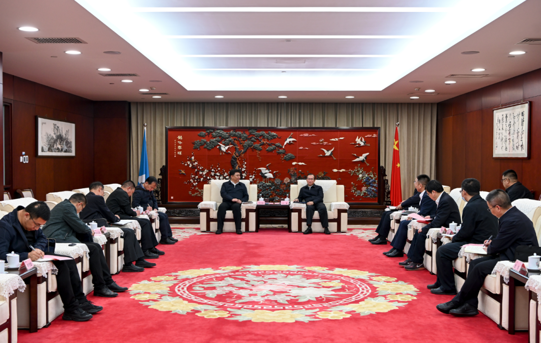 華電集團(tuán)黨組書記、董事長江毅與阿拉善盟委副書記、盟長李中增舉行會談