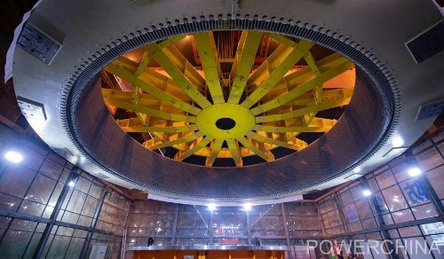 黃河上游在建海拔最高、裝機(jī)容量最大的水電站首臺(tái)機(jī)組定子順利吊裝