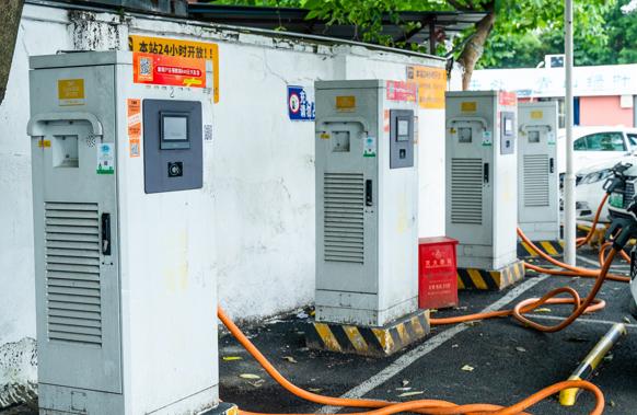 新能源汽車日漸增多，充電樁使用亂象如何管?