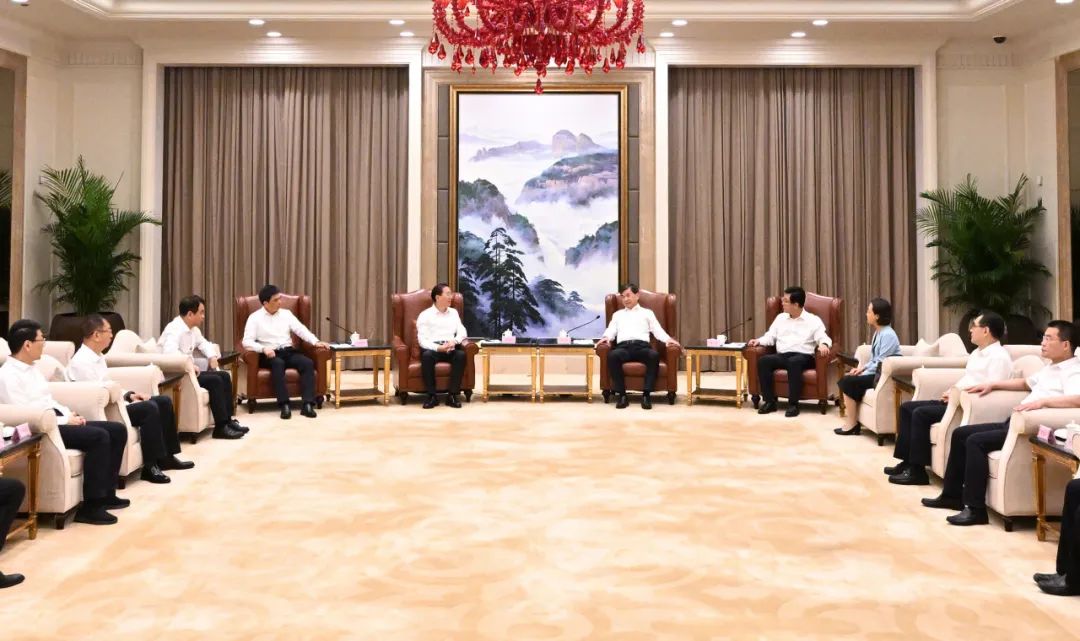 國(guó)家電網(wǎng)公司董事長(zhǎng)、黨組書辛保安與福建省委書記周祖翼、省長(zhǎng)趙龍會(huì)談