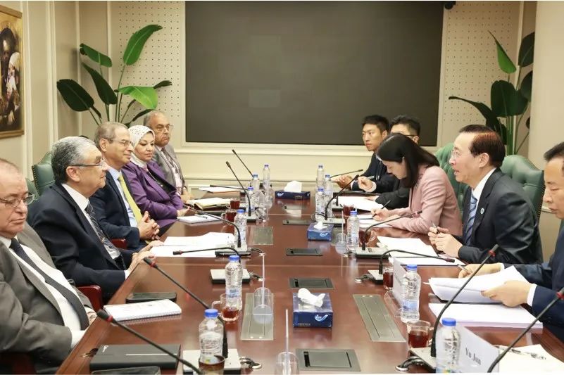 國家電網(wǎng)董事長辛保安與埃及電力部部長沙赫爾、中國駐埃及大使廖力強(qiáng)會(huì)談