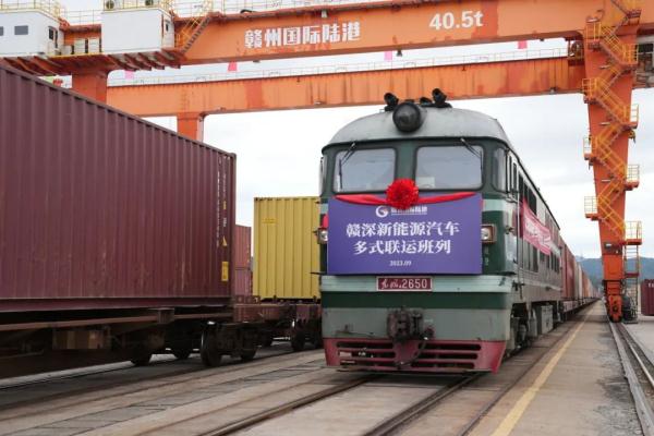 國產(chǎn)新能源汽車，坐火車“出?！?
