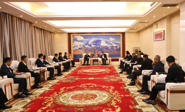 華電集團黨組書記、董事長江毅與喀什地委副書記、行署專員艾尼瓦爾·吐爾遜舉行會談