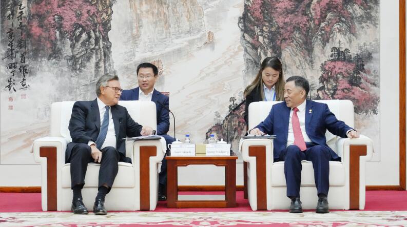 中國能建黨委書記、董事長宋海良與渣打集團(tuán)主席韋浩思會談