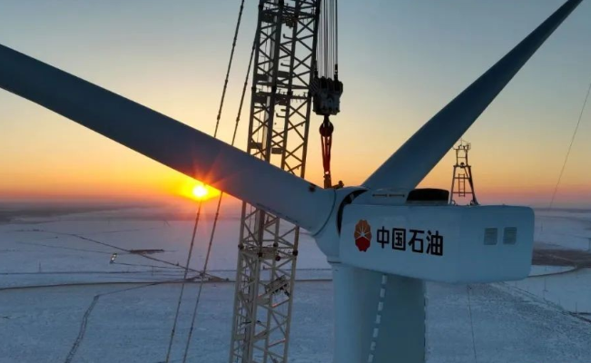 中國石油在建單體規(guī)模最大集中風(fēng)電項目——昂格55萬千瓦風(fēng)電項目首臺風(fēng)機成功吊裝！
