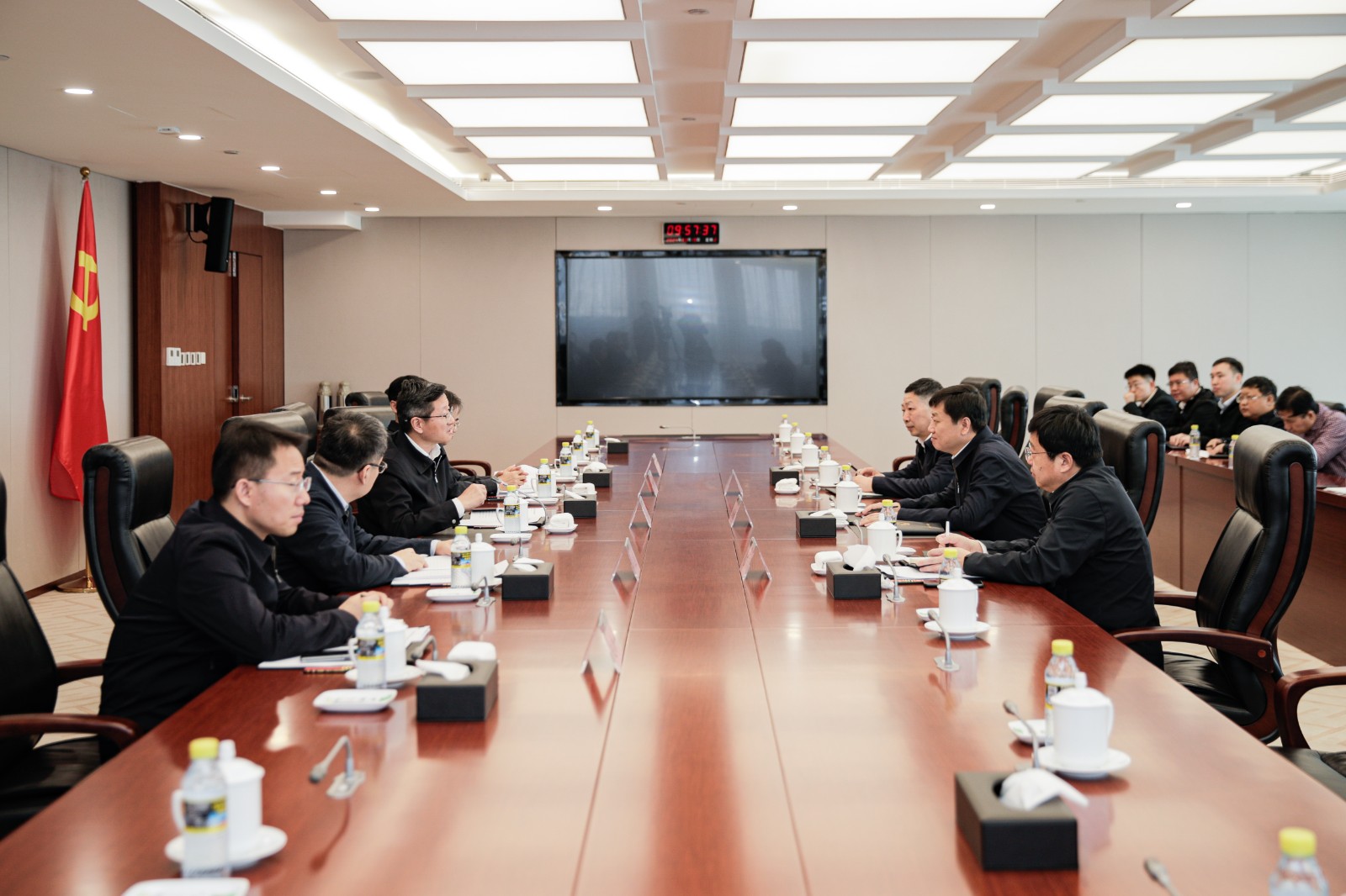 國家能源集團(tuán)總經(jīng)理、黨組副書記余兵會見衡水市委副書記、市長董曉航
