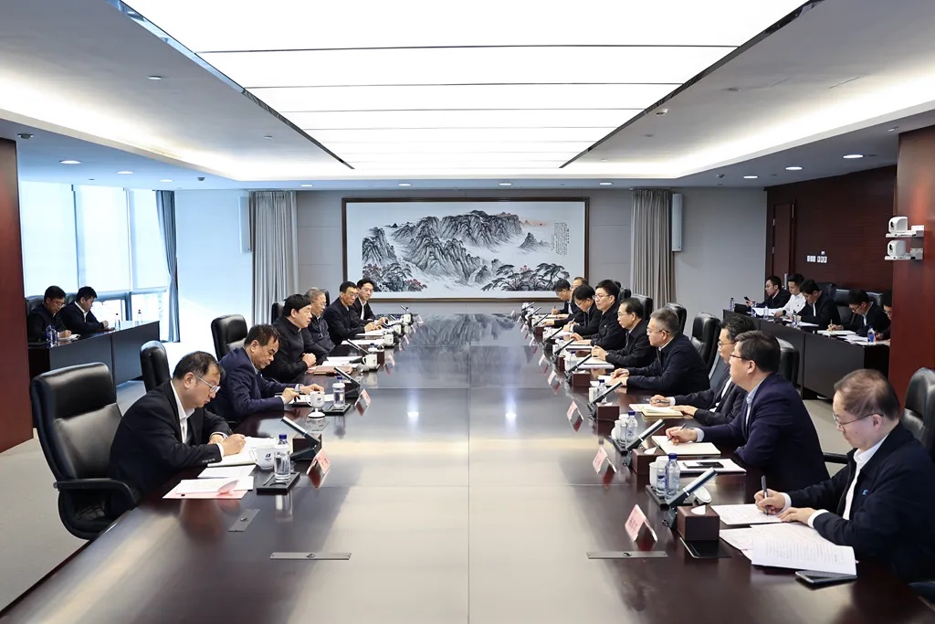 華電集團(tuán)董事長(zhǎng)江毅、總經(jīng)理葉向東與國(guó)家電網(wǎng)董事長(zhǎng)、黨組書(shū)記張智剛會(huì)談
