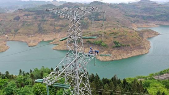 貴州興義供電局高空之上，用責(zé)任守護(hù)安全送去光明