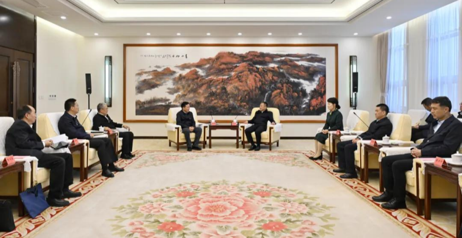 國(guó)家電投董事長(zhǎng)劉明勝、總經(jīng)理栗寶卿拜會(huì)內(nèi)蒙古自治區(qū)黨委書(shū)記孫紹騁、自治區(qū)主席王莉霞