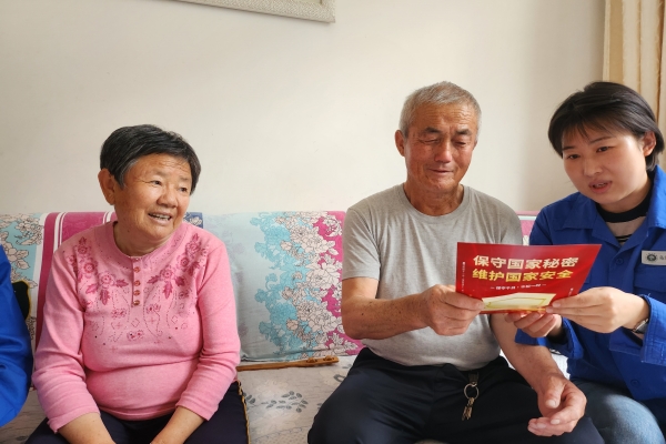 內蒙古電力公司烏海千里山供電公司黨支部、工會、團支部（青工委）開展“蒙電愛心光明行”保密宣傳活動