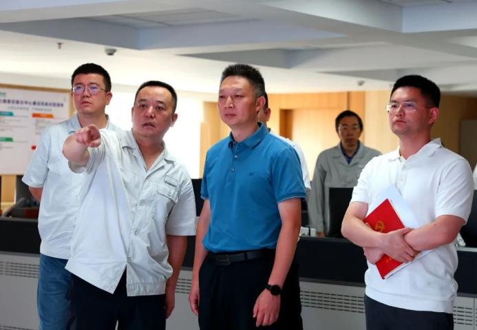 崇州市委副書(shū)記、市長(zhǎng)饒程赴國(guó)網(wǎng)崇州供電公司調(diào)研高溫電力保供工作
