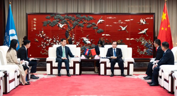 華電集團(tuán)董事長(zhǎng)、黨組書(shū)記江毅與柬埔寨礦能部部長(zhǎng)高·洛塔納會(huì)談