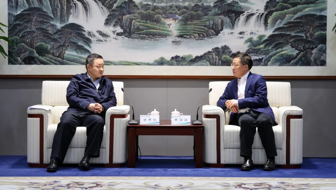 中國電氣裝備黨委書記、董事長李洪鳳會(huì)見中國國新黨委書記、董事長徐思偉