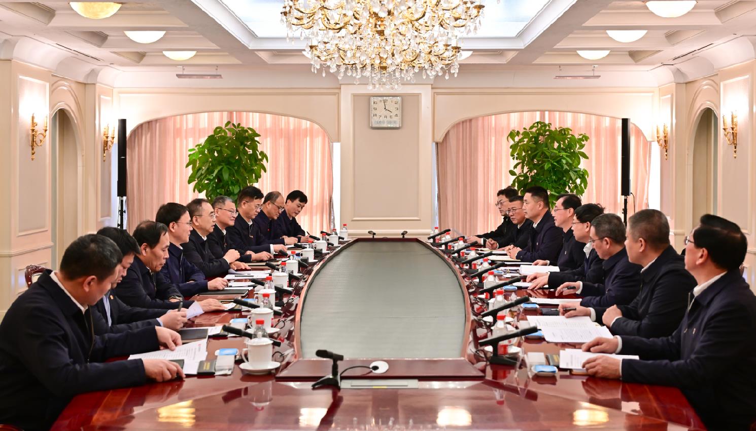 大唐集團董事長鄒磊、總經(jīng)理張傳江與中國安能董事長陳奕輝、總經(jīng)理周慶豐會談