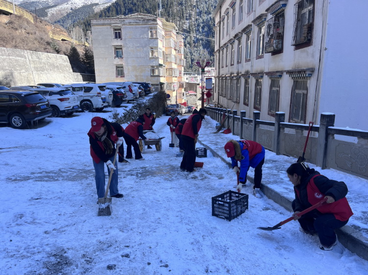 挺膺擔(dān)當(dāng)志愿服務(wù)，清冰除雪保障安全