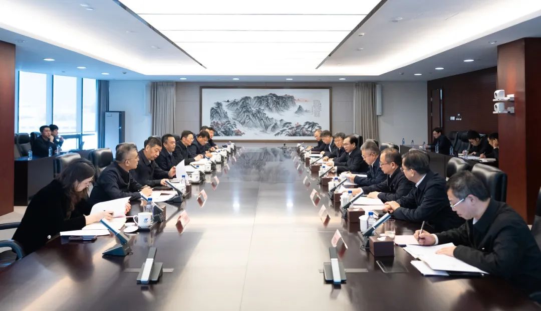 華電集團(tuán)董事長(zhǎng)江毅、總經(jīng)理葉向東與哈電集團(tuán)董事長(zhǎng)曹志安、總經(jīng)理黃偉舉行會(huì)談